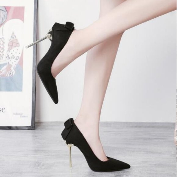 A pair of high heels - Picture 2 of 3